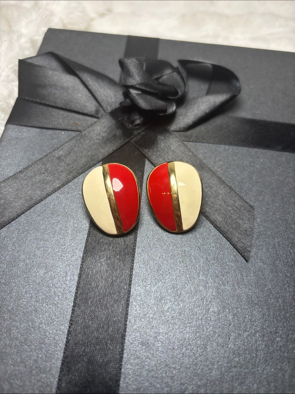 Vintage TRIFARI KUNIO MATSUMOTO Clip on Earrings Cream & Red Enamel Gold Tone